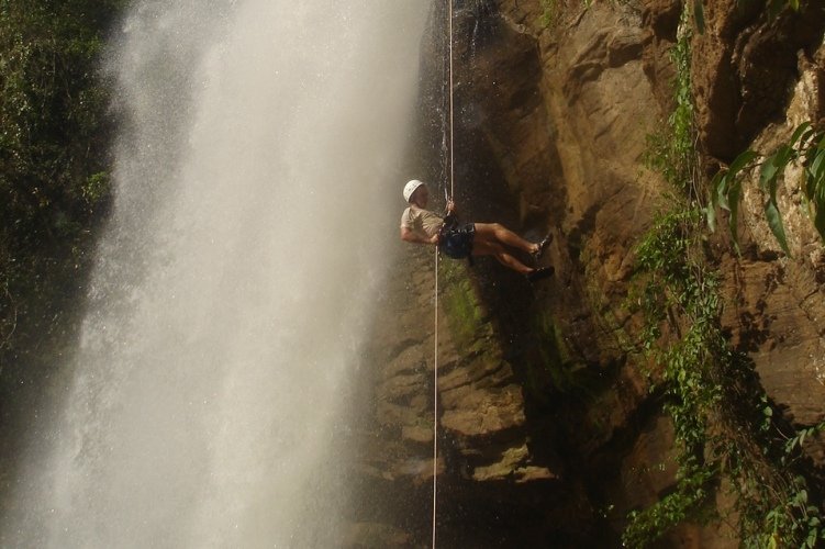 Vereadores pressionam construção de banheiro na Cachoeira de Matilde